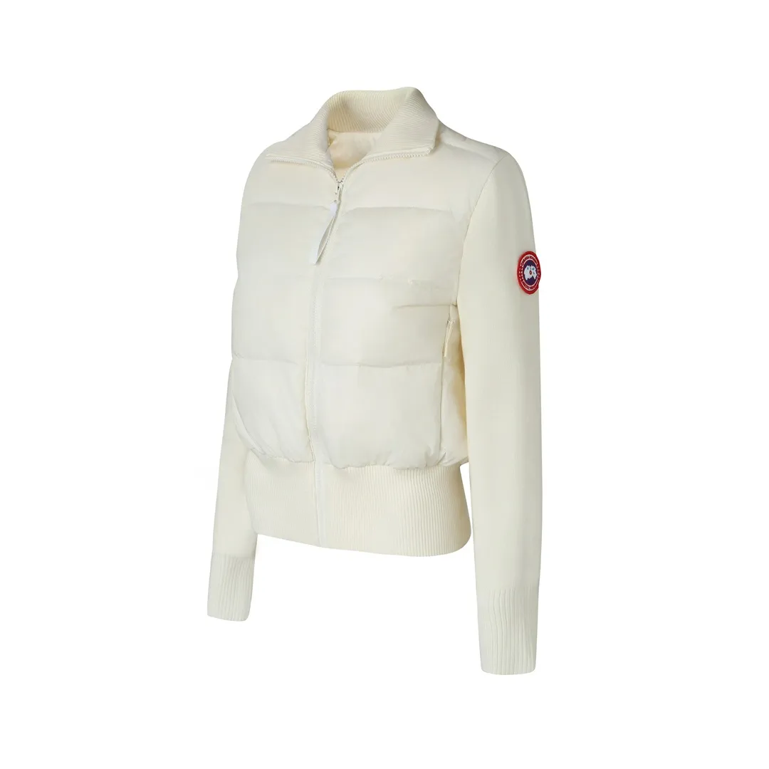 P840 Canada Goose Women's Wide Spun Seam Knitted Jacket | Light and elegant, comfortable and effortless] When the delicate softness of merino wool meets the stiffness and flexibility of nylon pongee, this jacket has a unique sense of breathing. The fabric is interwoven with worsted craftsmanship, making it light but structural. Every moment you wear it next to your skin, it feels like a cloud covering your skin, giving you both warmth and elegance.  The details show even more ingenuity. The collar, cuffs and waist are all made of double-layer rib knitting technology, which is elastic and fits the body shape, and naturally stretches with movement, outlining a neat silhouette while also protecting warmth. The ribbed design at the waist is more lazy and delicate, quietly improving the visual proportion.  The custom-made classic logo on the sleeve arm is a footnote of identity written in low-key strokes - unobtrusive, but with its own style.  Whether commuting in the city or roaming on the weekend, this jacket can cope with changing scenes and weather with one piece, making it an indispensable and versatile choice in your wardrobe.   Accessories: One-to-one customized three-label, One-to-one customized ribs, One-to-one customized zippers SIZE: S M L